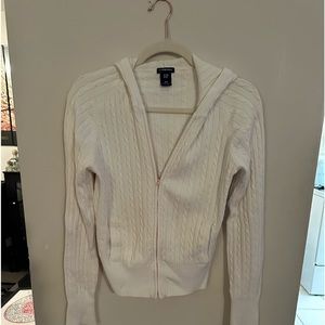 White Gap cable knit hoody with light pink zipper and pockets